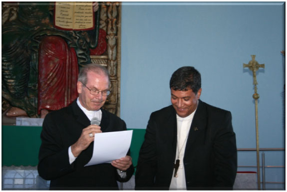 Dom Afonso lê a carta da CNBB de nomeação de Dom Benedito.